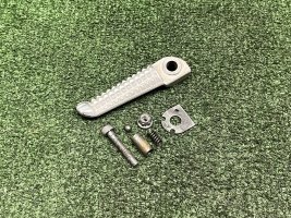 Подножка пассажира правая Yamaha R1 98-99 4XV