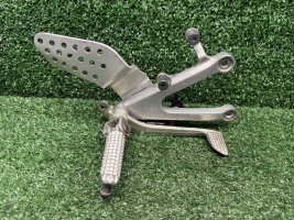Кронштейн водителя правый Yamaha R1 02-03 5PW