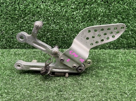 Кронштейн водителя правый Yamaha R1 02-03 5PW-1
