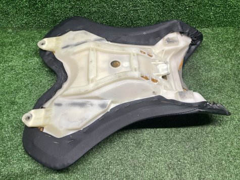 Сиденье водителя Yamaha R1 04-06 5VY-2