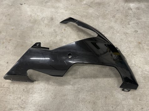 Пластик плуг правый Yamaha R1 04-06 5VY-0