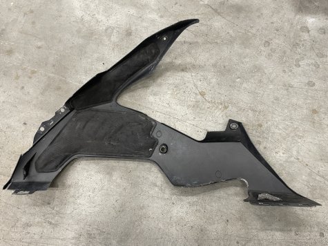 Пластик плуг правый Yamaha R1 04-06 5VY-2