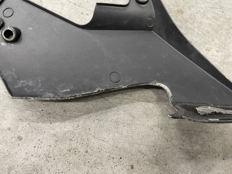 Пластик плуг правый Yamaha R1 04-06 5VY-3