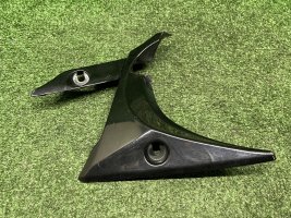 Пластик крышка правая Yamaha R1 04-06 5VY