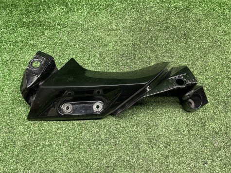 Пластик левый крепление Yamaha R1 04-06 5VY-0