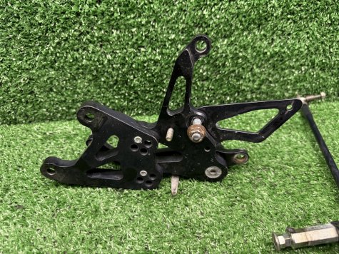 Кронштейны водителя Yamaha R1 04-06 5VY-4