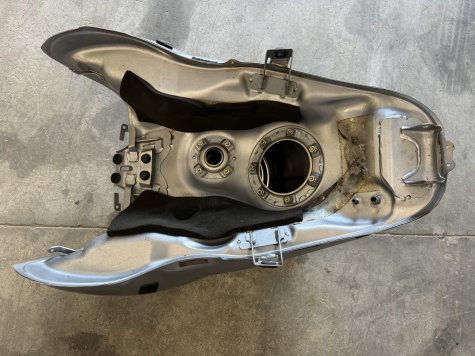 Бак бензобак Honda CBF 1000 SC64-4