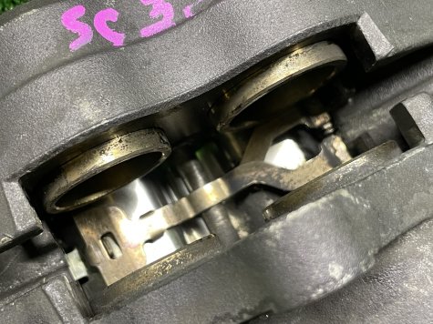 Суппорт левый Honda CBR 900 919 96-97 SC33-1