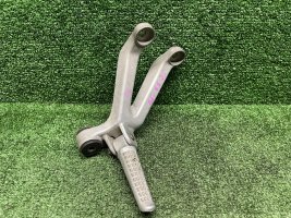 Кронштейн пассажира правый Honda CBR 900 919 SC33