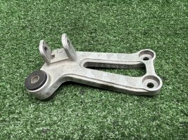 Кронштейн пассажира левый Honda CBR 750 RC27