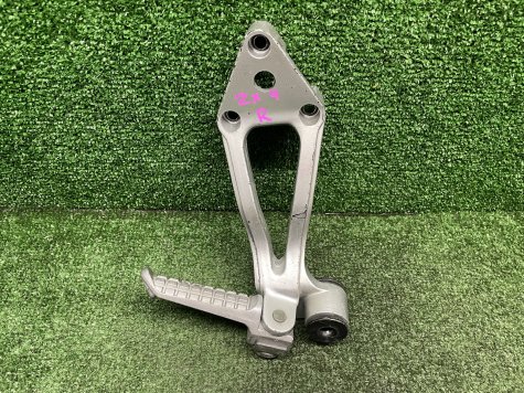 Кронштейн пассажира правый Kawasaki ZX4 ZX-4 F3-0