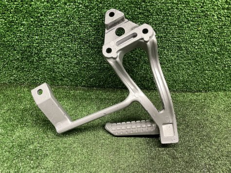Кронштейн пассажира левый Kawasaki ZX4 ZX-4 F3-1