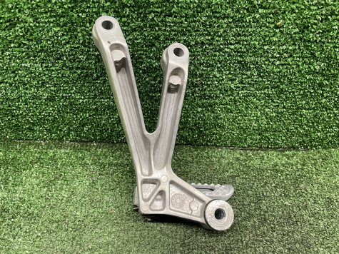 Кронштейн пассажира правый Honda CBR 954 SC50-1