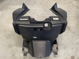 Пластик обтекателя бардачок Yamaha Majesty 250 4HC