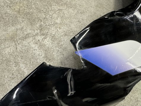 Пластик плуг правый Yamaha R1 00-01-2