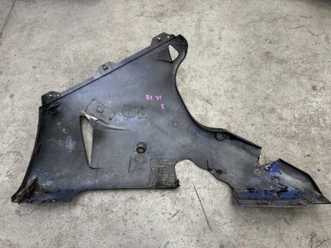 Пластик плуг правый Yamaha R1 00-01-4